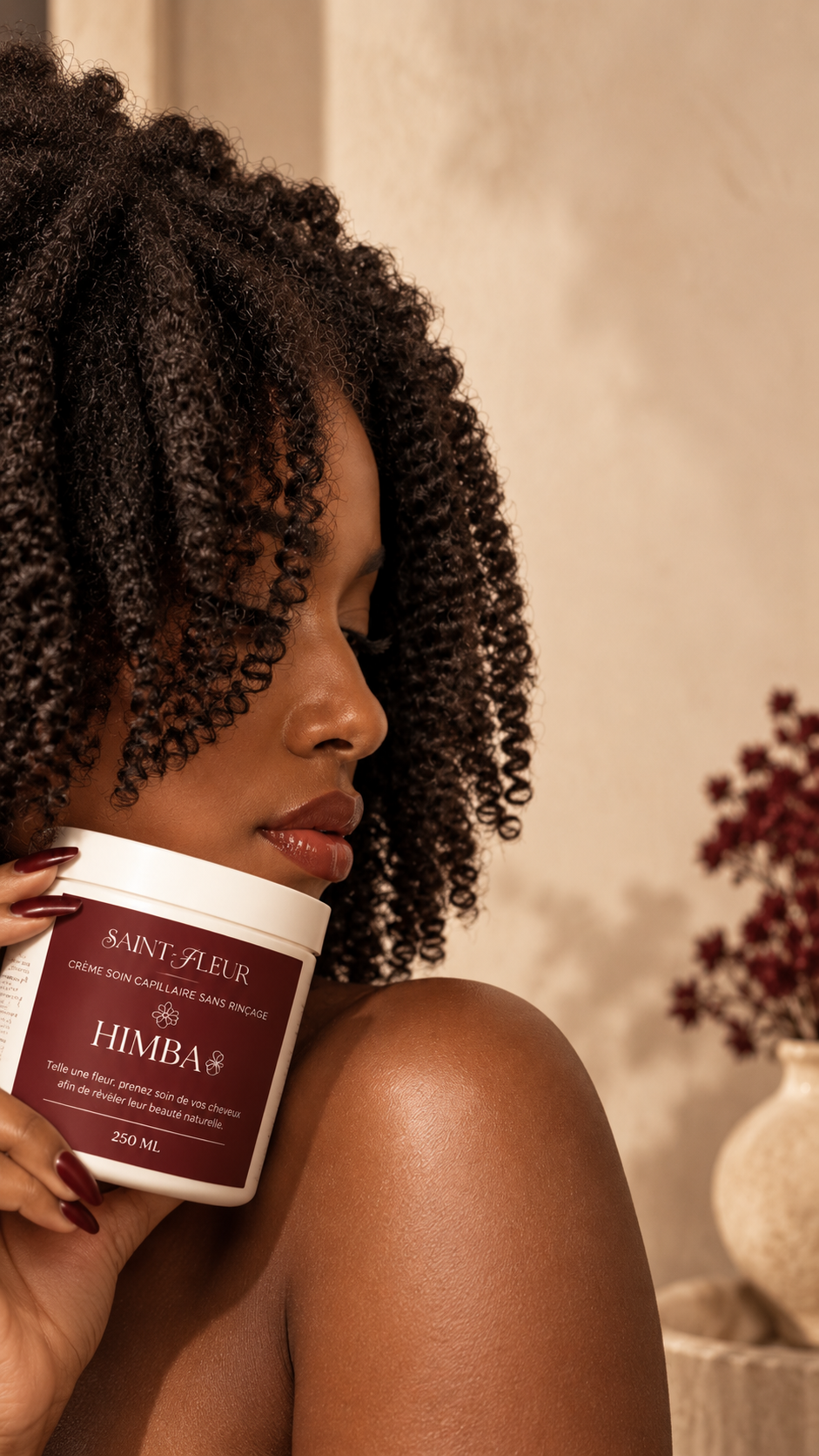 Femme noire avec un afro crépu mi-long et le soin HIMBA Saint-Fleur